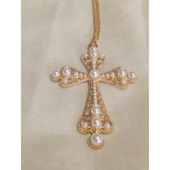 The Unbranded Brand Jewelry - GoldtoneNecklace with  Peral Cross